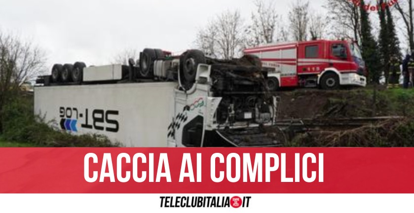 Campania. Camion carico di carne si ribalta: arrivano i ladri e tentano di svaligiarlo