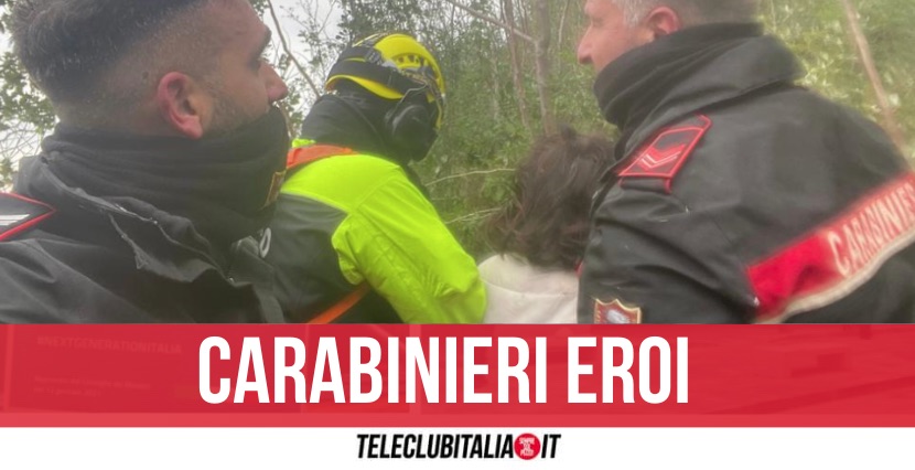 Torre del Greco, si allontana dall'ospedale e scivola in un burrone: 36enne salvata dai Carabinieri