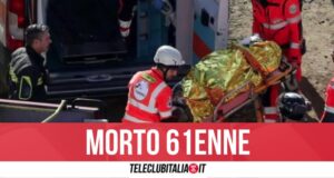 Tragedia in Campania, operaio della ditta rifiuti cade dal camion e muore