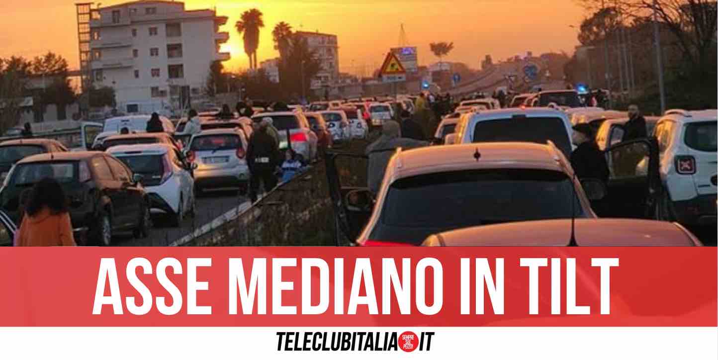 Giugliano, Asse Mediano paralizzato per un incidente: centinaia di auto in coda Giugliano, Asse Mediano paralizzato per un incidente: centinaia di auto in coda