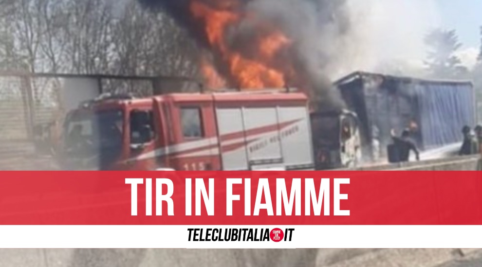 Autostrada Napoli-Roma chiusa: tir in fiamme blocca circolazione