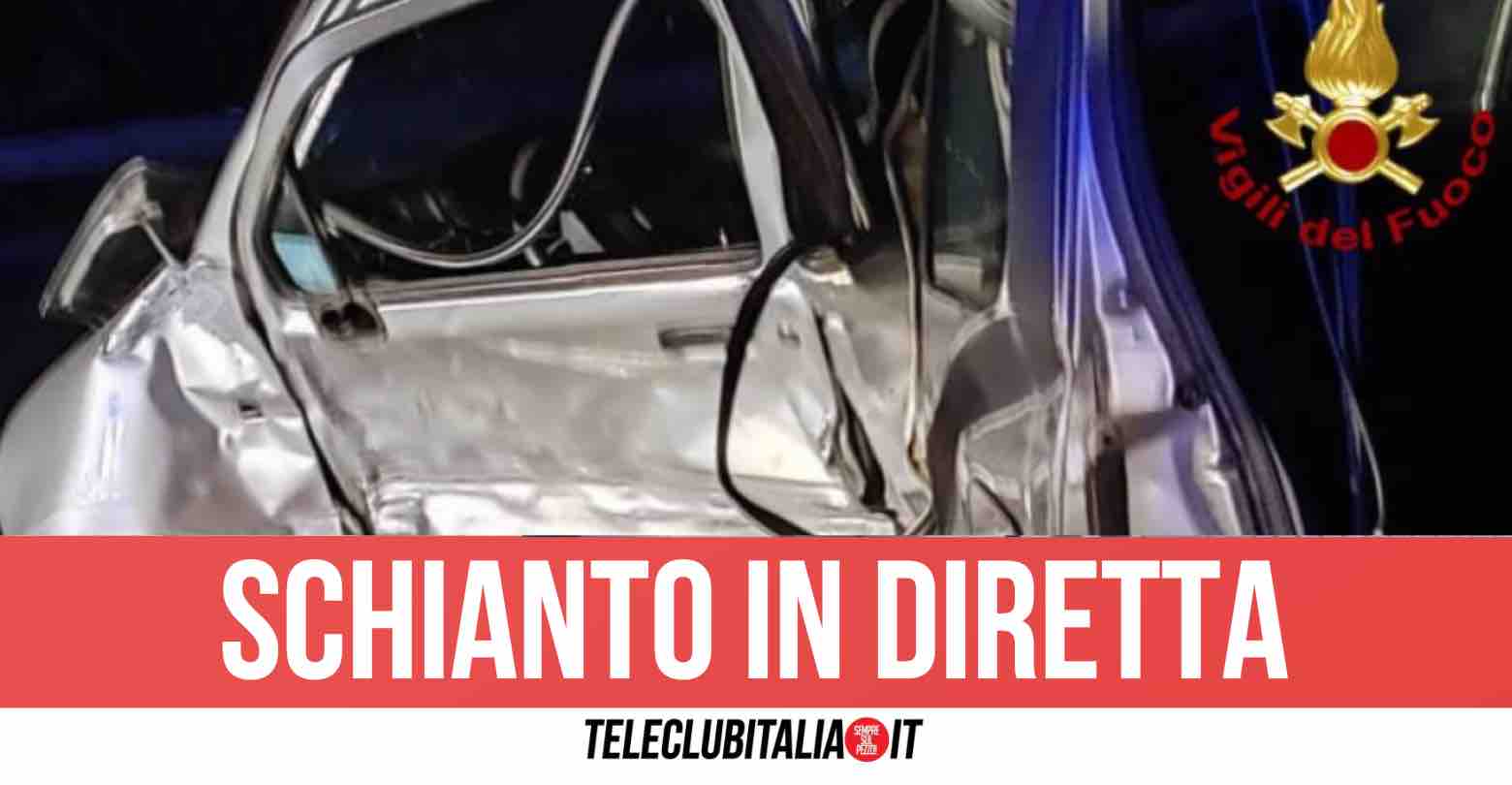 Campania, si schianta mentre è in diretta Facebook: il video è virale