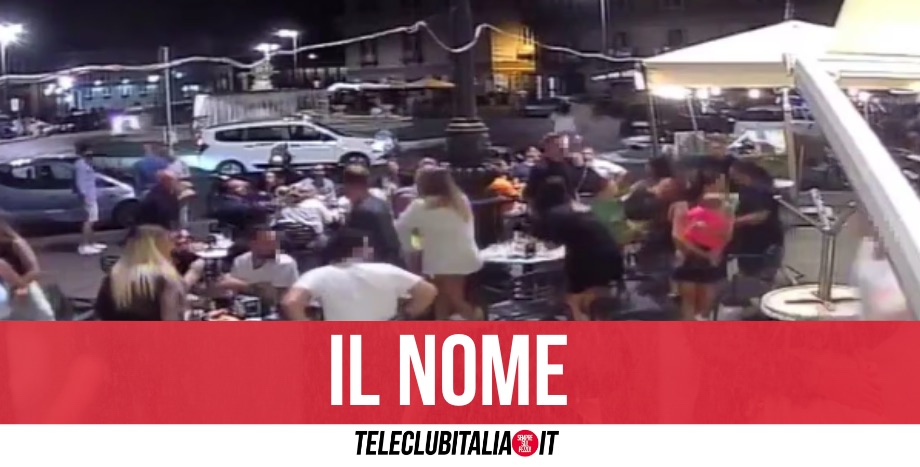 Napoli, sparatoria in piazza tra la gente per uccidere il rivale: arrestato 27enne