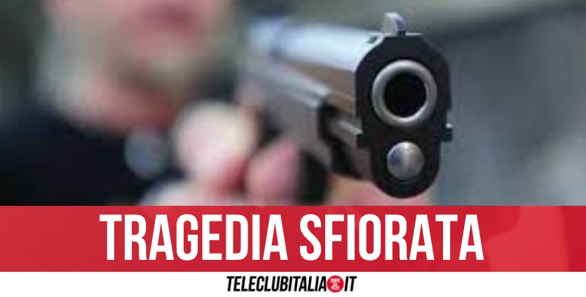 Terrore a Napoli, tenta di uccidere il commerciante rivale ma la pistola si inceppa Terrore a Napoli, tenta di uccidere il commerciante rivale ma la pistola si inceppa