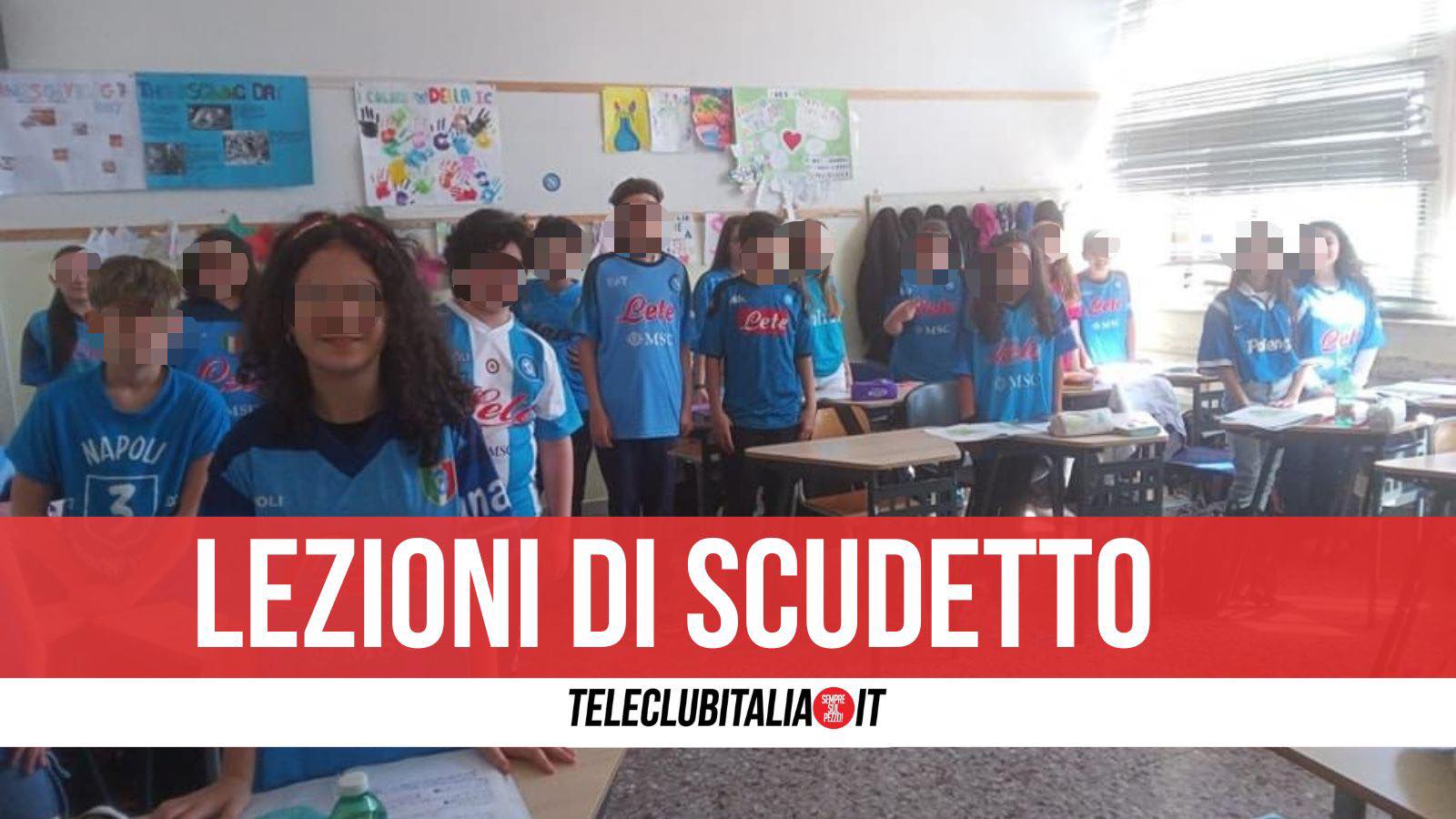 secondigliano studenti in classe maglietta del napoli