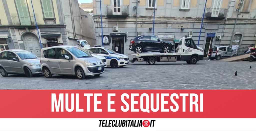 Sosta selvaggia a Giugliano, carro attrezzi in azione in piazza Annunziata Sosta selvaggia a Giugliano, carro attrezzi in azione in piazza Annunziata