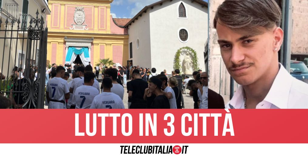 Crispano in lacrime per l'ultimo saluto a Raffaele, in centinaia ai funerali del 20enne