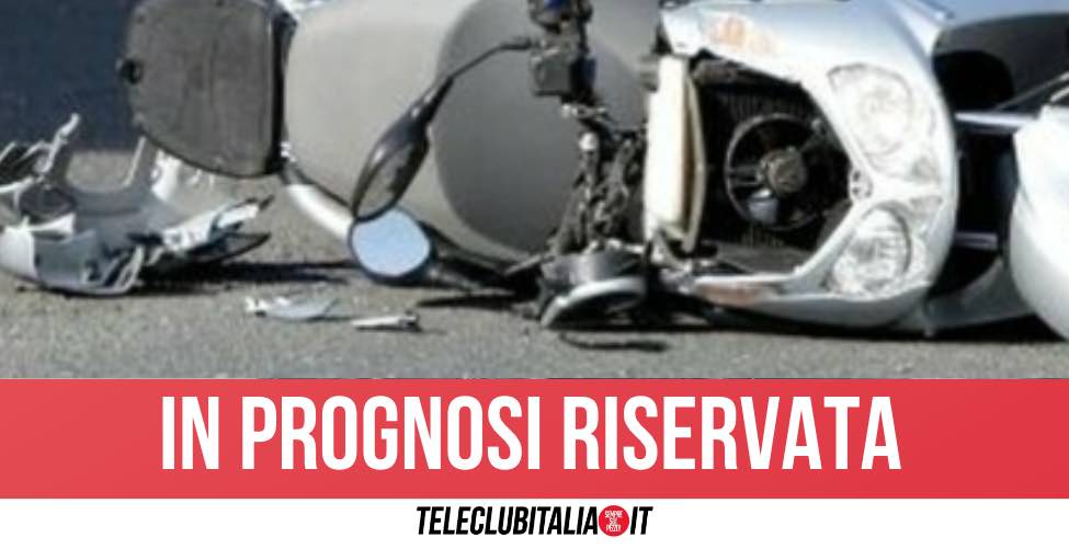 Dramma nel napoletano, cade con lo scooter e investe 80enne sulle strisce Dramma nel napoletano, cade con lo scooter e investe 80enne sulle strisce