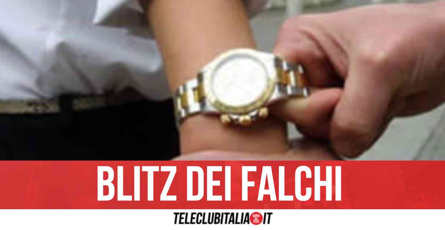 Napoli, turista riconosce rapinatore e lo fa arrestare Napoli, turista riconosce rapinatore e lo fa arrestare