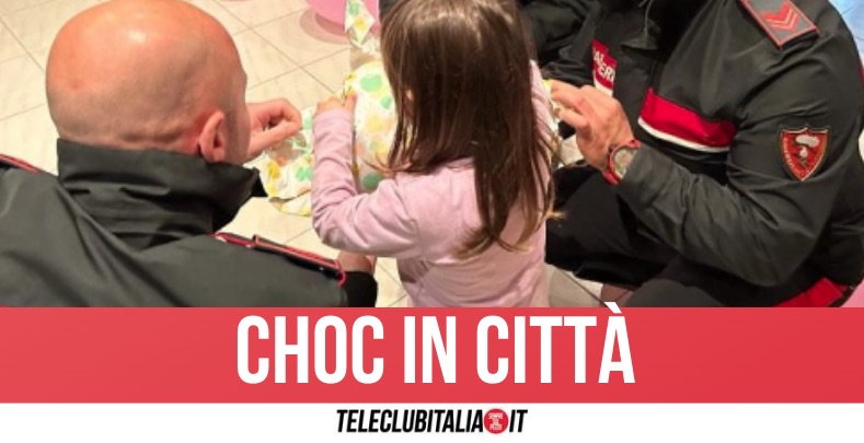 Campania, bimba di 7 anni nuda in strada: “Mamma e nonno mi picchiano con la cinghia”