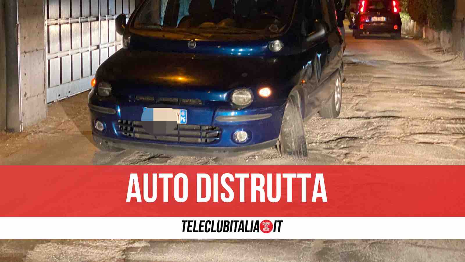 auto finisce buca via delle camelie