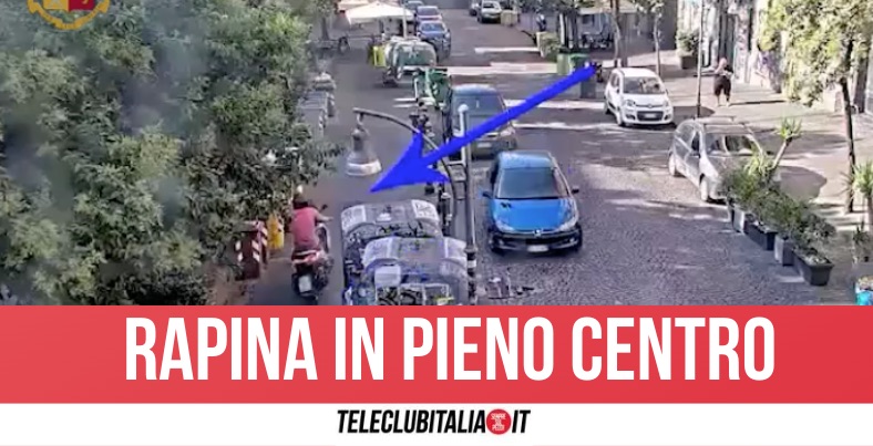 Napoli, pistola alla testa per rubare la collanina d'oro: rapinatore incastrato dalle telecamere