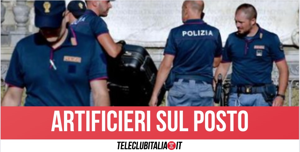 Napoli, allarme bomba in piazza Municipio: trolley sospetto davanti alla fontana