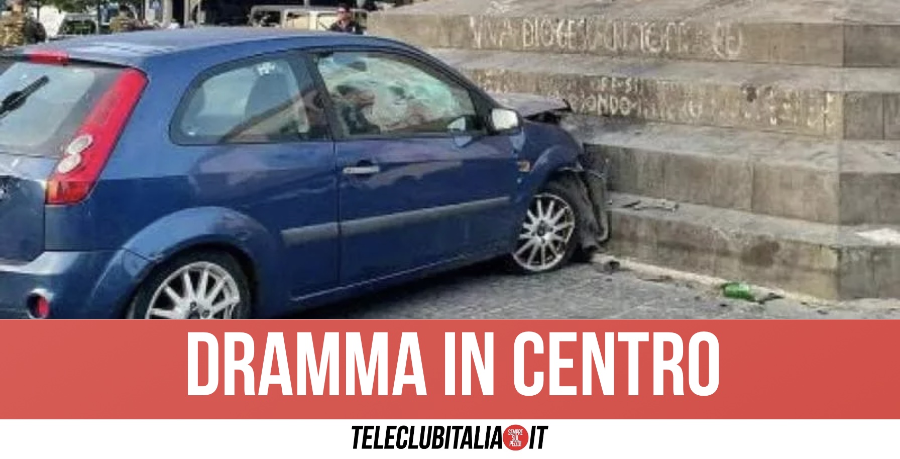 Napoli, si schianta con l'auto contro statua di Garibaldi: morto conducente