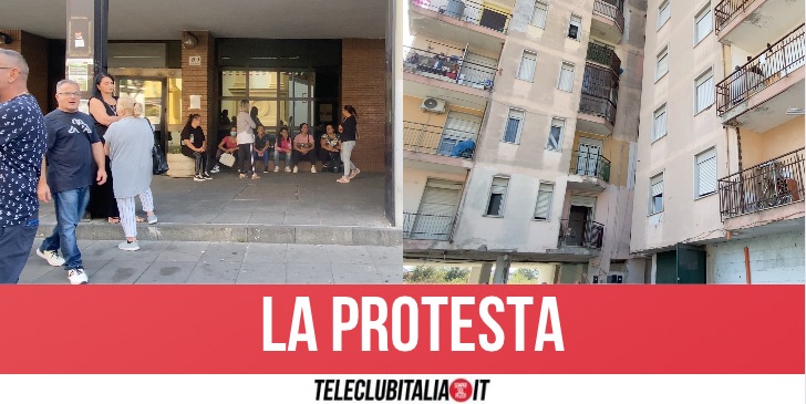 Giugliano, palazzina da sgomberare: sit-in dei residenti davanti al Municipio