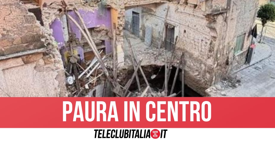 Paura a Succivo, crolla palazzina in pieno centro