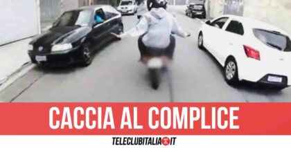 Lanciano lo scooter appena rubato contro i poliziotti: arrestato 18enne