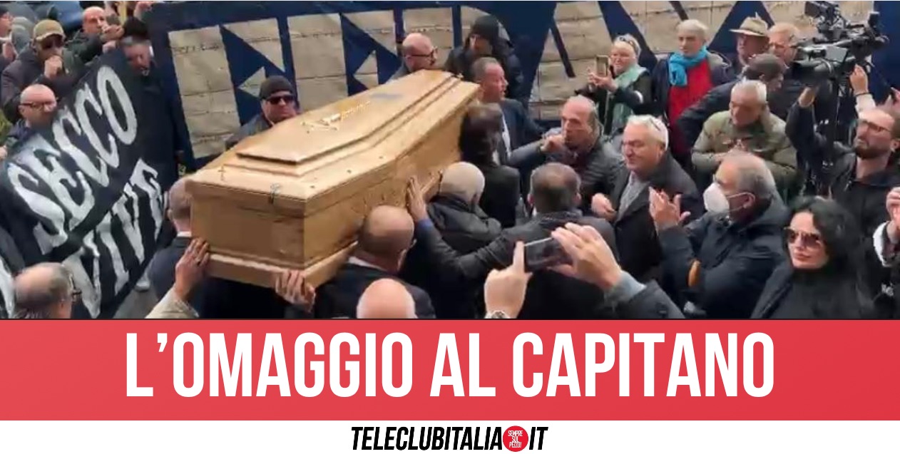 Funerali di Juliano a Napoli, commozione in chiesa: presenti De Laurentiis, Ferlaino e molti ultras