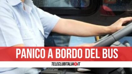 Tenta di strangolare l'autista del bus: terrore sulla linea Scampia-Mondragone