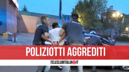 Napoli, brandisce fiasco di vino contro i poliziotti: arrestato 34enne