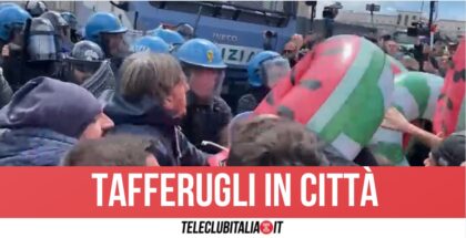 Napoli, attivisti in piazza contro il G7: respinti dalla polizia al porto