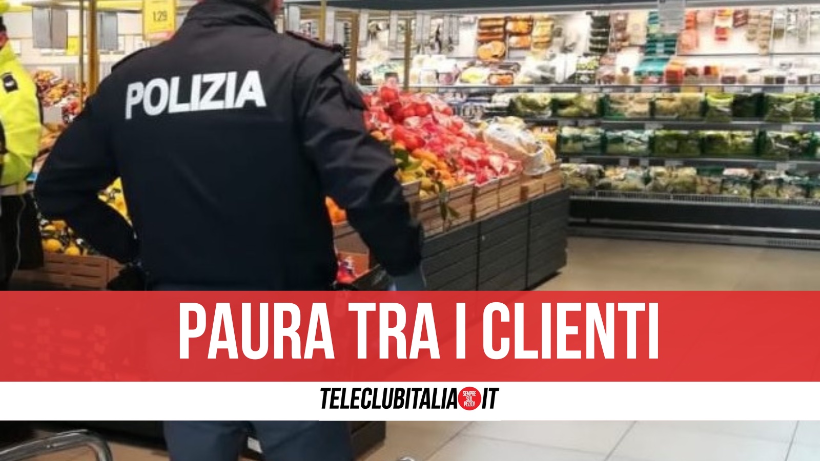 Napoli, paura al supermercato: armato, minaccia i clienti e aggredisce i poliziotti