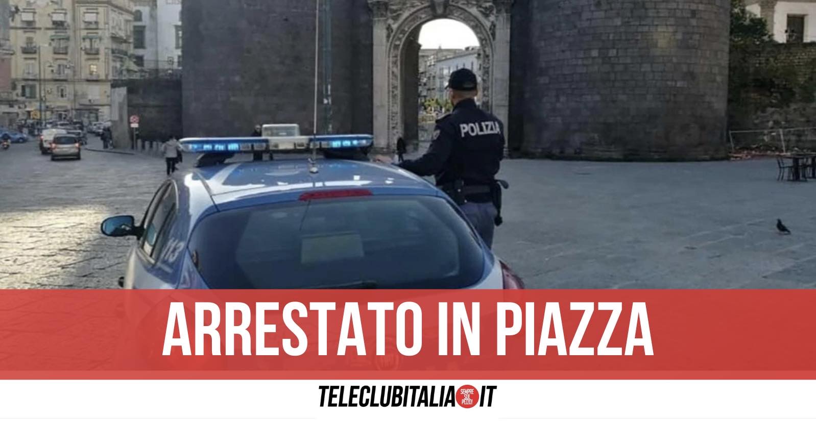 Napoli, tira fuori qualcosa dalla bocca e la consegna a un cliente: arrestato 21enne