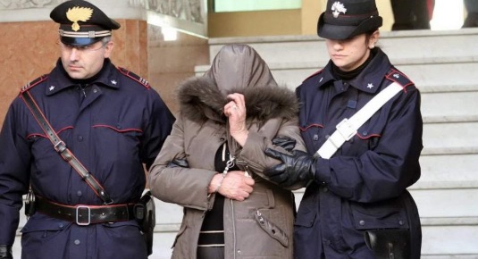 Fingono hackeraggio al conto di un imprenditore e lo truffano per 24mila euro: tre arresti a Napoli