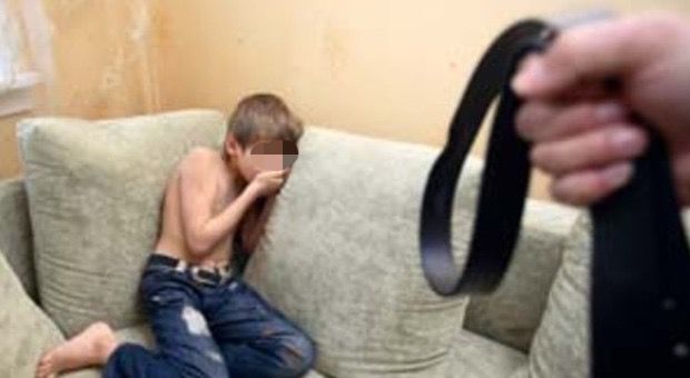 napoli picchia figlio perché gay