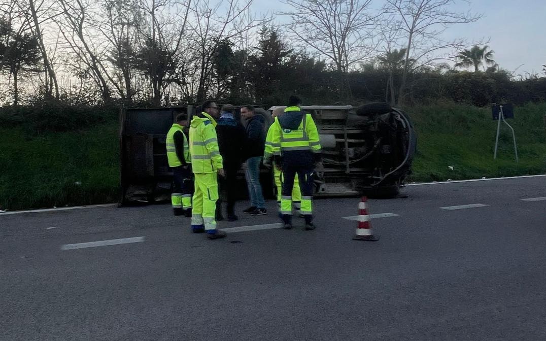 Schianto a Varcaturo: furgone ribaltato e due auto coinvolte