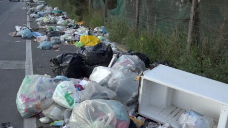 Inciviltà a Giugliano, discarica a cielo aperto all'esterno del MOG