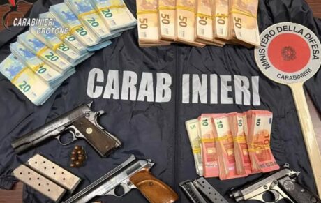Fermati con armi clandestine e oltre 47mila euro in contanti: arrestati due giovani