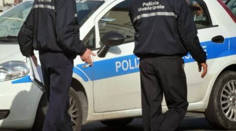 agente municipale accoltellato napoli
