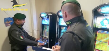 Napoli, blitz della Guardia di Finanza nei bar “social”: cannabis, superalcolici ai minori e slot illegali