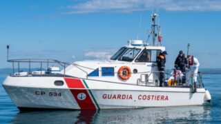 Castellammare di Stabia, giovane si tuffa nel porto: salvato in extremis dalla Guardia Costiera