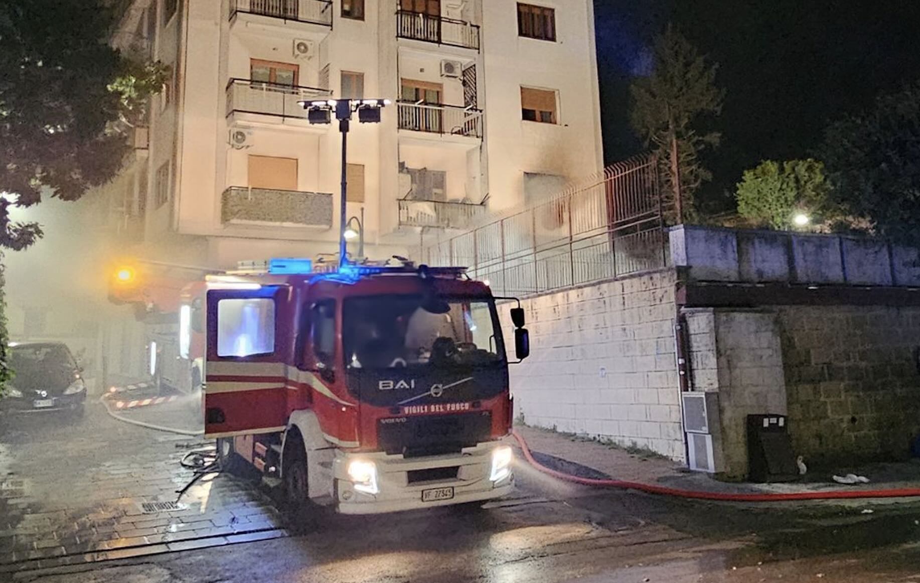 Esplosione di bombole GPL durante incendio a Cava de' Tirreni: feriti due vigili del fuoco