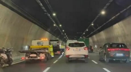 Incidente Tangenziale Galleria Napoli Feriti Fuga