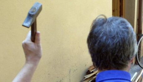 Napoli, lite per un parcheggio: 34enne colpito con un martello alla testa