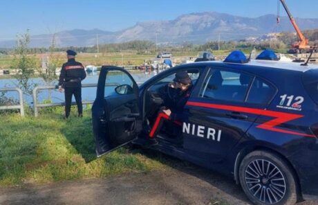 Rubano barca alla foce del Garigliano: vengono inseguiti dal proprietario. 47enne in manette