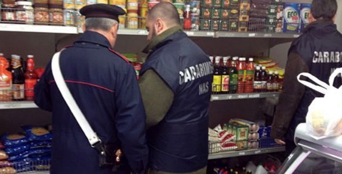 Trentola Ducenta, blitz in un minimarket: sequestrati 127 chili di alimenti