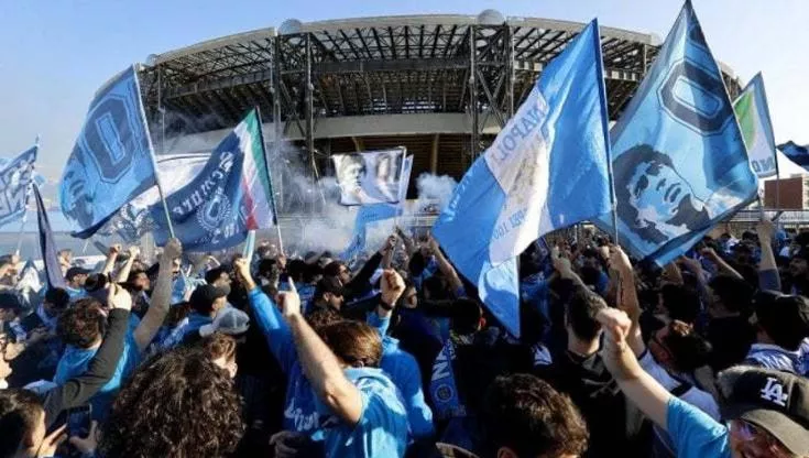 Napoli-Cagliari si giocherà venerdì 23 maggio, in città 3 maxischermi per seguire il match scudetto