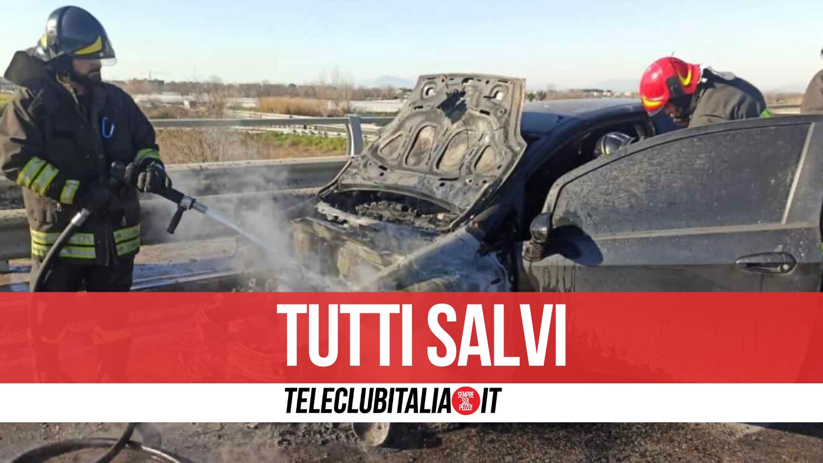 Guasto al motore, auto con 3 giovani a bordo va in fiamme sull’Asse Mediano Guasto al motore, auto con 3 giovani a bordo va in fiamme sull’Asse Mediano
