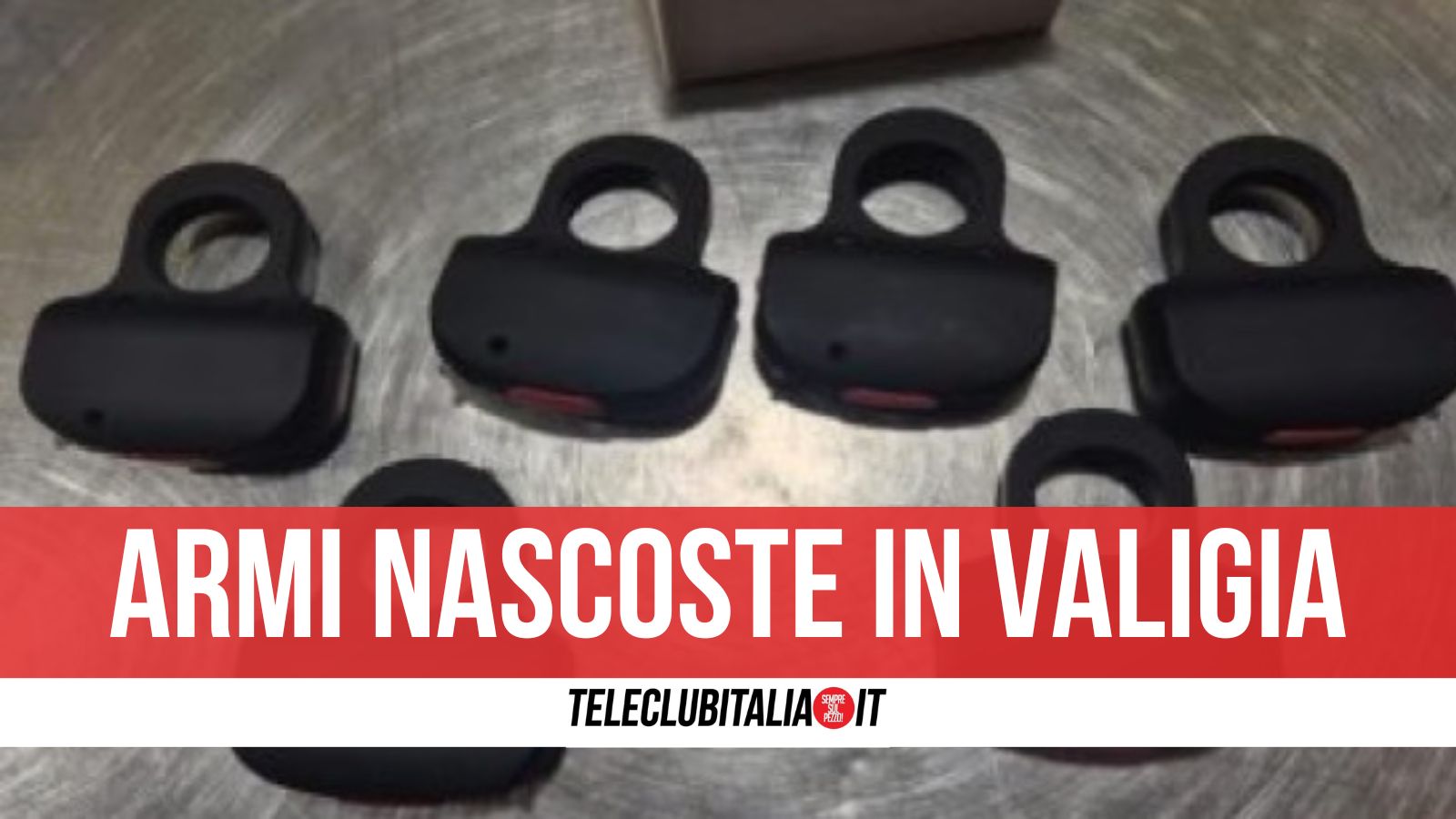 Napoli, rientra dal Messico con 6 tirapugni taser nel bagaglio: denunciato a Capodichino Napoli, rientra dal Messico con 6 tirapugni taser nel bagaglio: denunciato a Capodichino