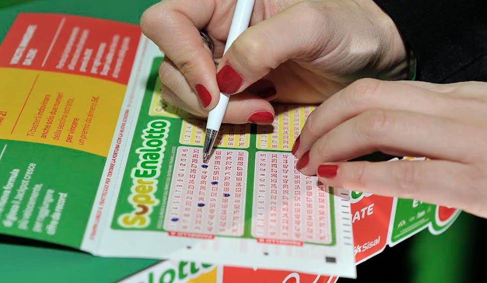 SuperEnalotto, vincita da oltre 47mila euro ad Acerra: la Campania festeggia