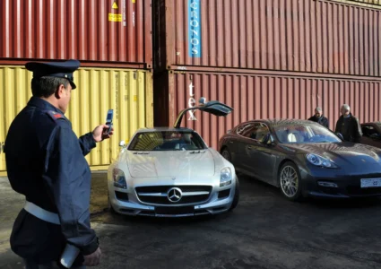 Auto di lusso rubate e rivendute all’estero: smantellata rete criminale con base a Napoli