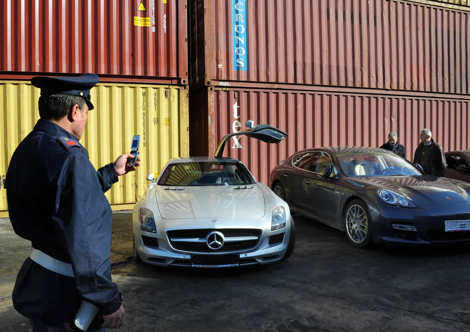 Auto di lusso rubate e rivendute all’estero: smantellata rete criminale con base a Napoli