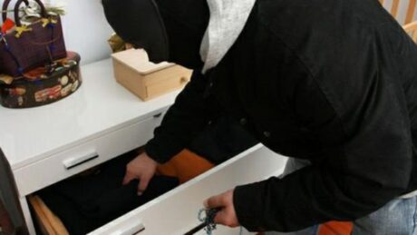 Finto corriere rapina casa di noto professionista ad Aversa: terrore per moglie e domestica