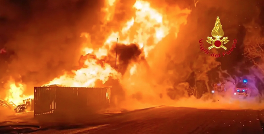 Inferno di fuoco nella notte a Napoli Est: in fiamme tre capannoni a Barra