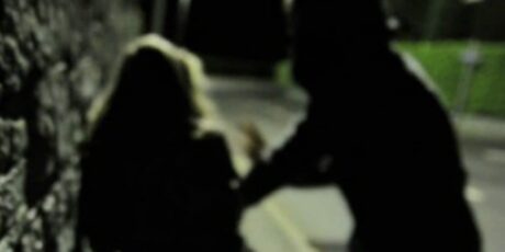 Battipaglia, orrore in strada: le offre un passaggio e tenta di violentarla