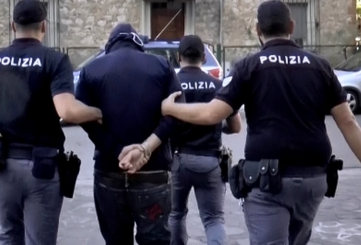 Camorra, faida interna al clan Contini: 15 arresti per droga, armi e agguato fallito